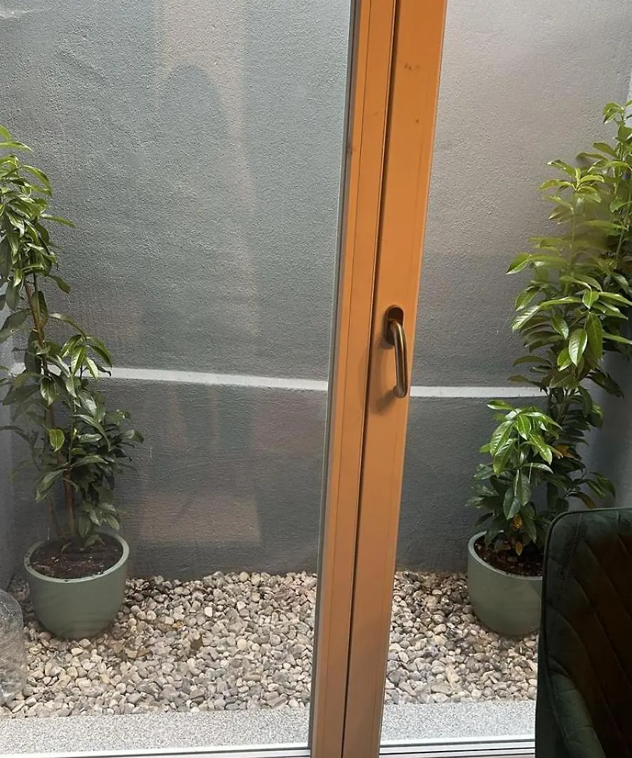One Room Apartment With Kitchen, And Private Bathroom Near To S8 Train Line München